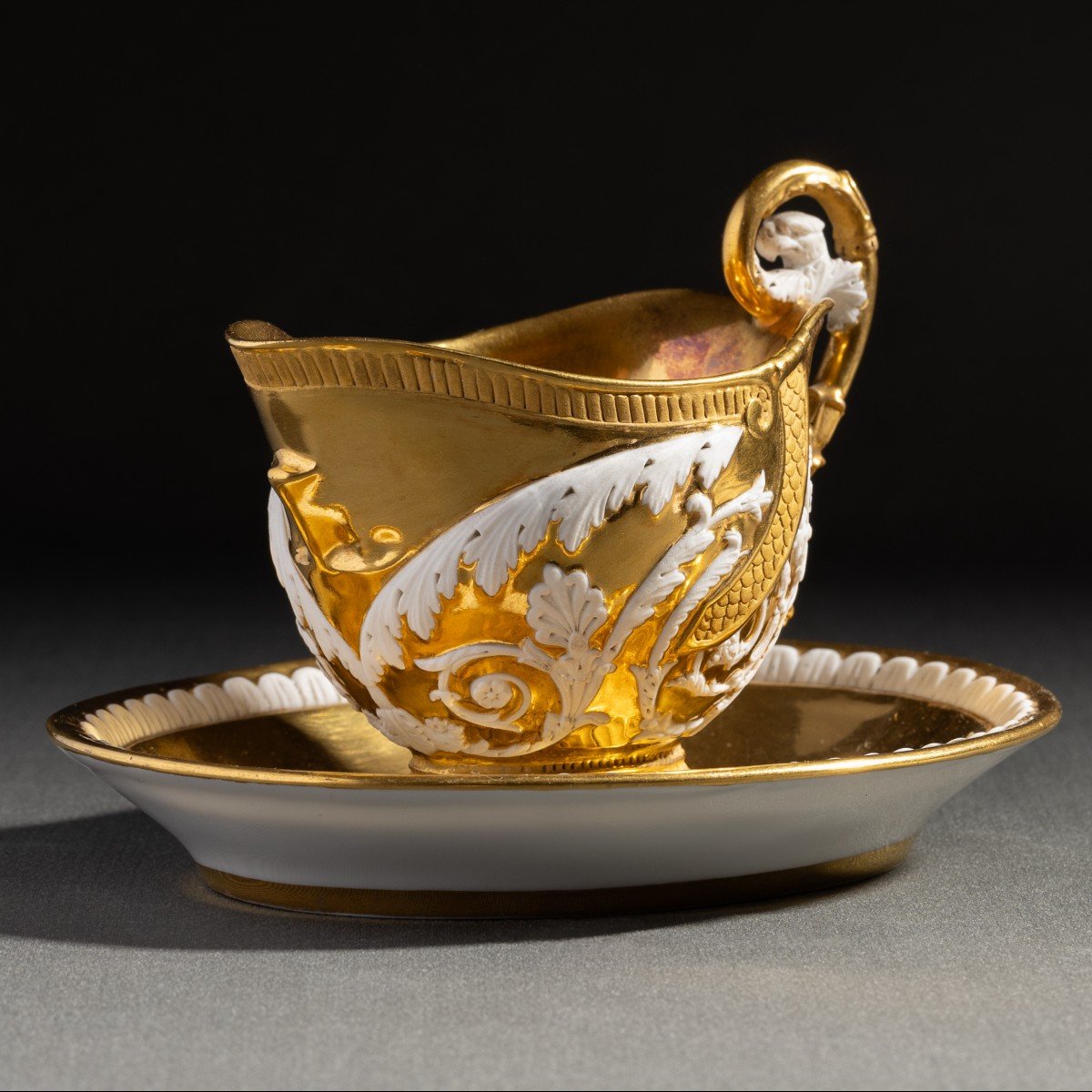 Feuillet à Paris - tasse "casque" et sa soucoupe en porcelaine vers 1820, très riche dorure-photo-3