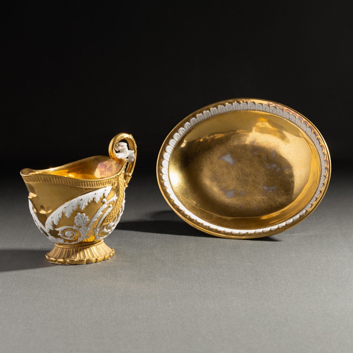 Feuillet à Paris - tasse "casque" et sa soucoupe en porcelaine vers 1820, très riche dorure-photo-4