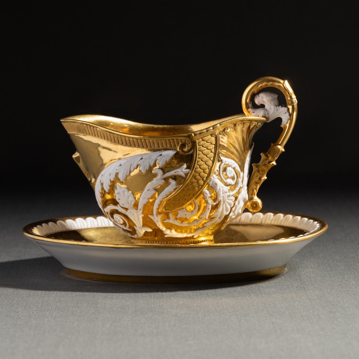 Feuillet à Paris - tasse "casque" et sa soucoupe en porcelaine vers 1820, très riche dorure