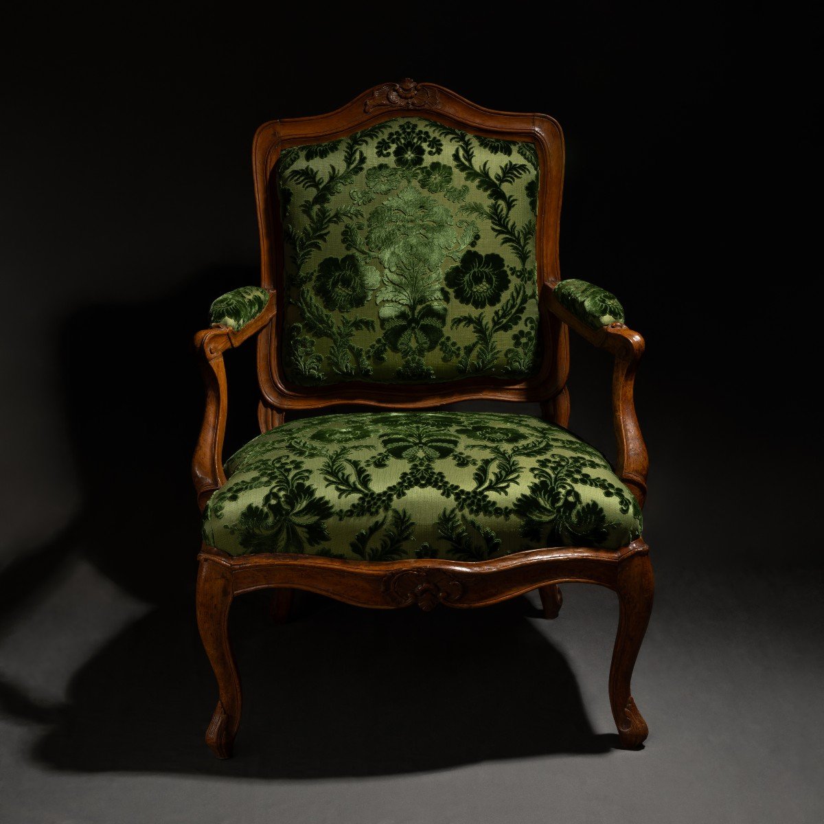 Paris, Louis XV Period - Armchair With Frame In Natural Wood And Chased Velvet-photo-3