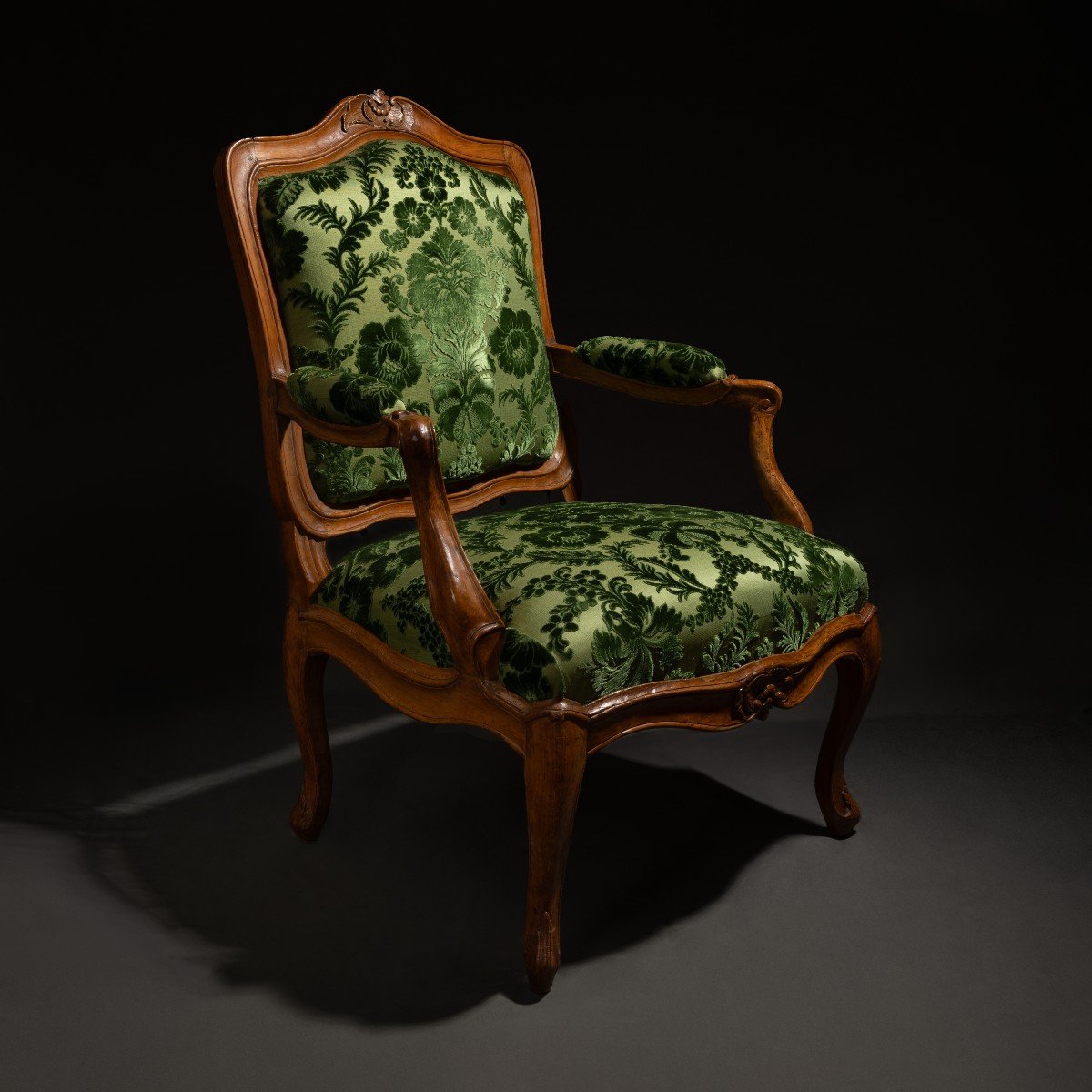 Paris, Louis XV Period - Armchair With Frame In Natural Wood And Chased Velvet-photo-4