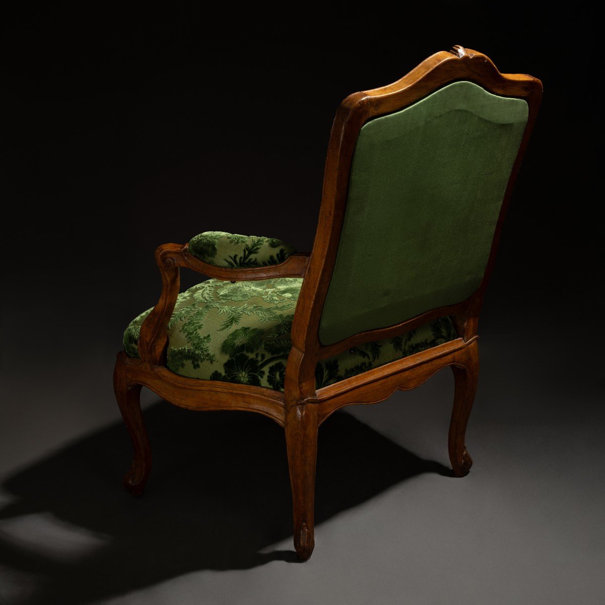 Paris, Louis XV Period - Armchair With Frame In Natural Wood And Chased Velvet-photo-3