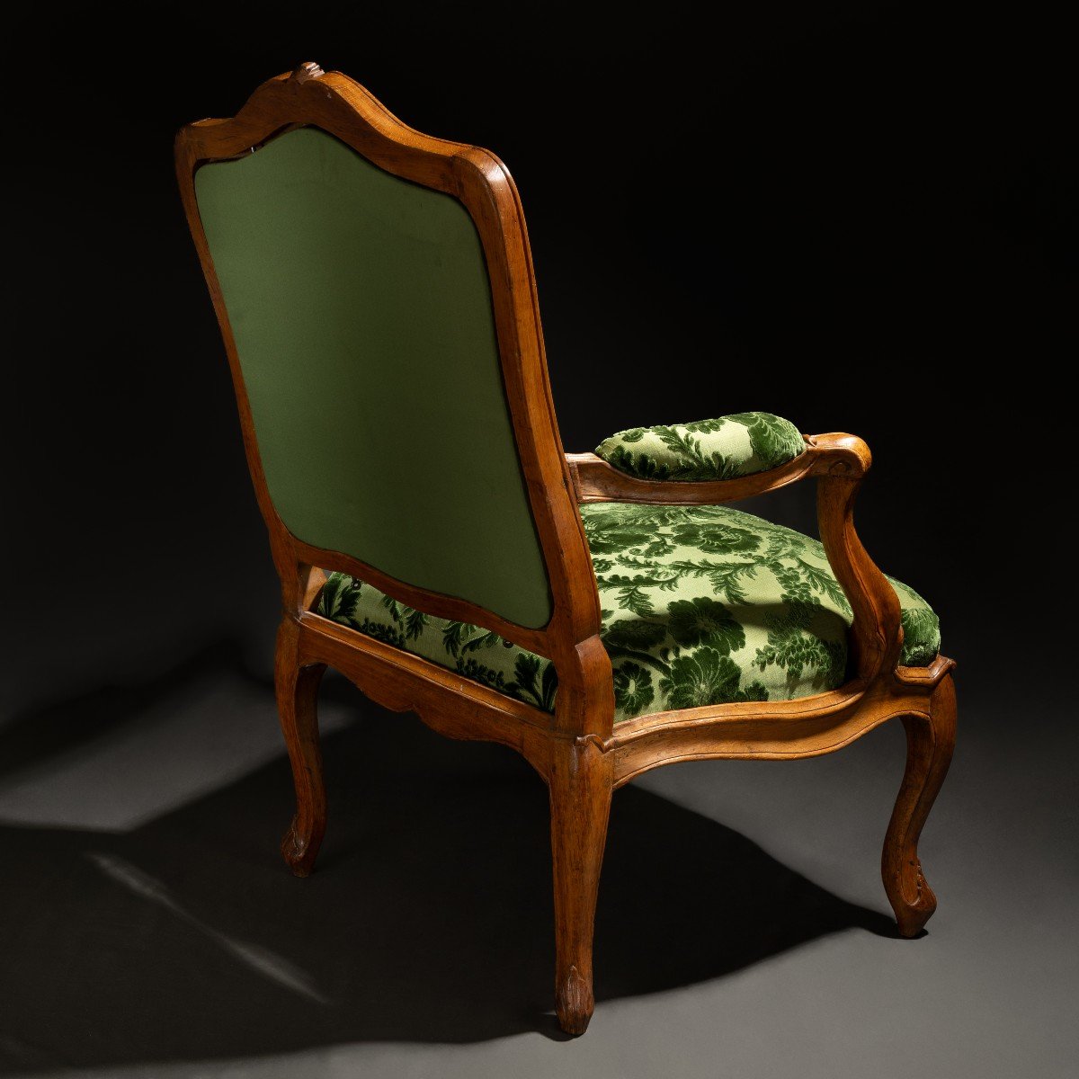 Paris, Louis XV Period - Armchair With Frame In Natural Wood And Chased Velvet-photo-4