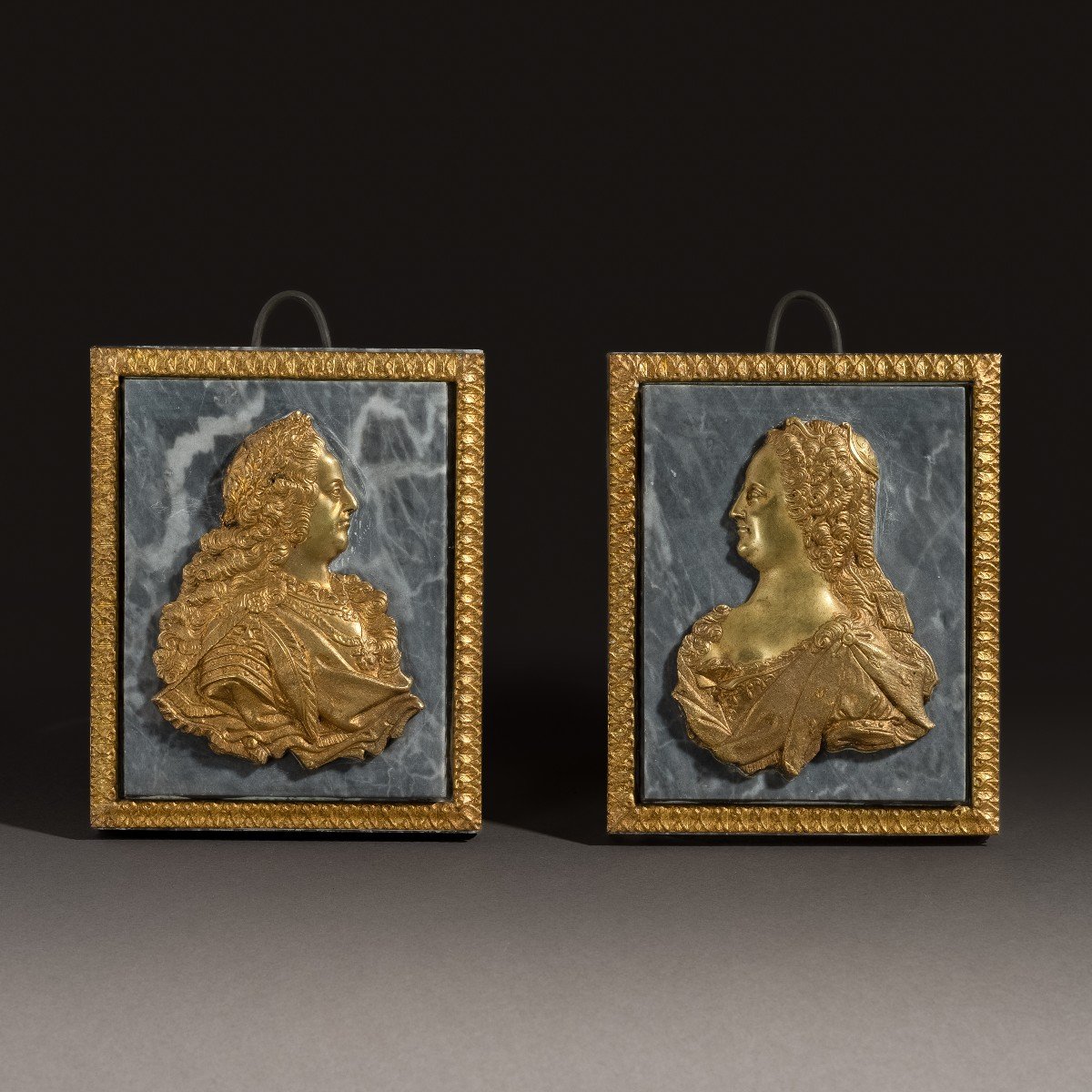 Louis XIV et Marie Thérèse - paire de portraits de profil - bronze doré et marbre Saint-Anne-photo-2