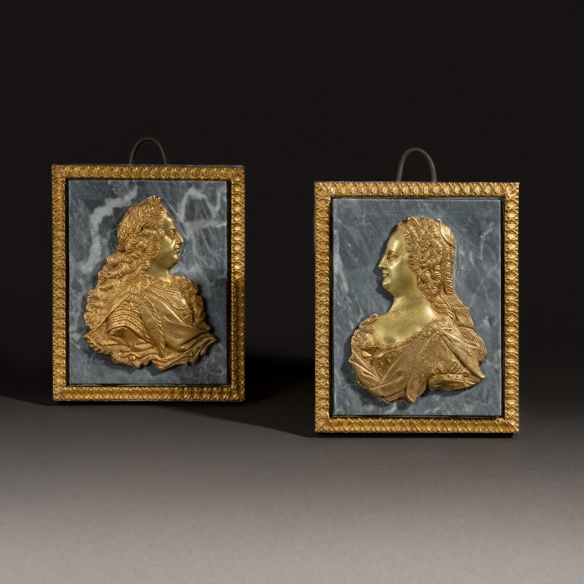 Louis XIV et Marie Thérèse - paire de portraits de profil - bronze doré et marbre Saint-Anne-photo-3