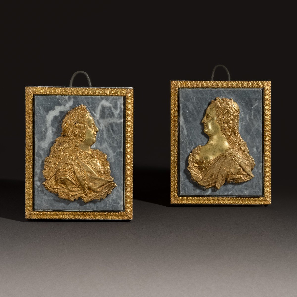 Louis XIV et Marie Thérèse - paire de portraits de profil - bronze doré et marbre Saint-Anne