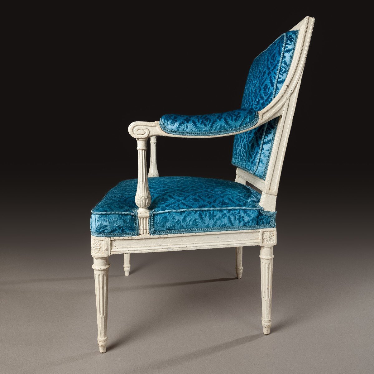 Georges Jacob, maître en 1765 - fauteuil à la Reine en hêtre laqué et velours de soie-photo-1