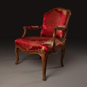 NQ Foliot, maître en 1729 - fauteuil à la reine - bois naturel et soie