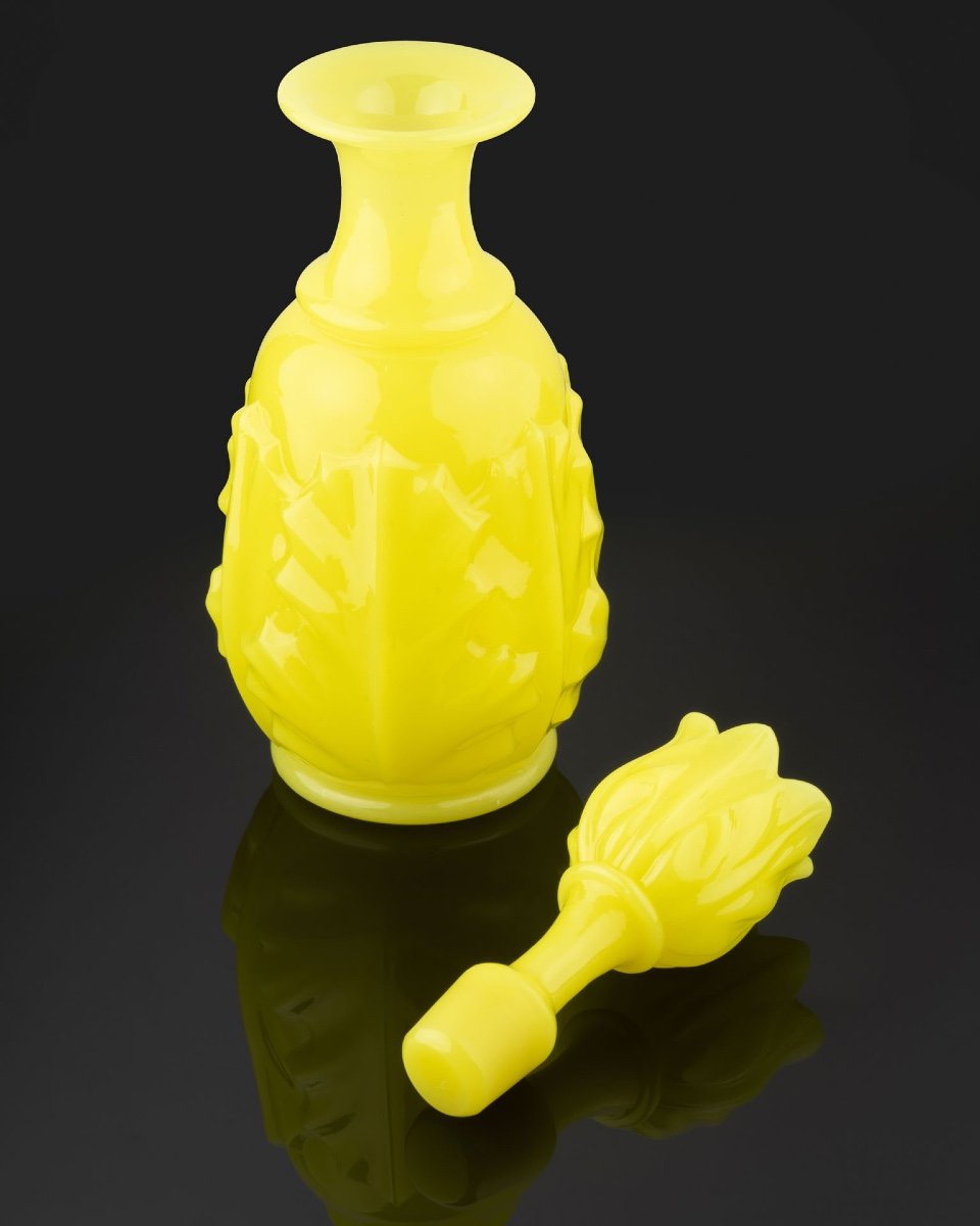 Baccarat: Large Yellow Opaline Bottle-photo-2