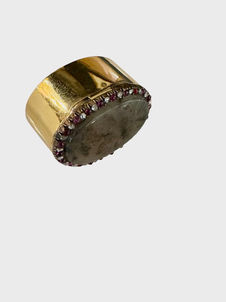 Pillbox In Gold, Agate, Rubies And Diamonds-photo-2