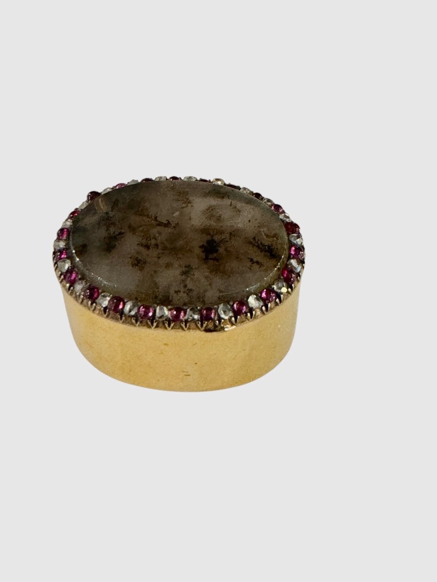 Pillbox In Gold, Agate, Rubies And Diamonds