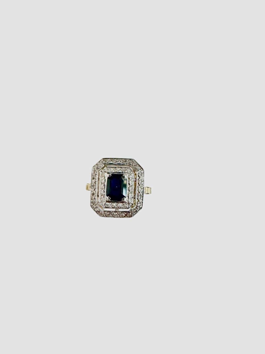 Art Deco Ring Decorated With A Sapphire And Diamonds 