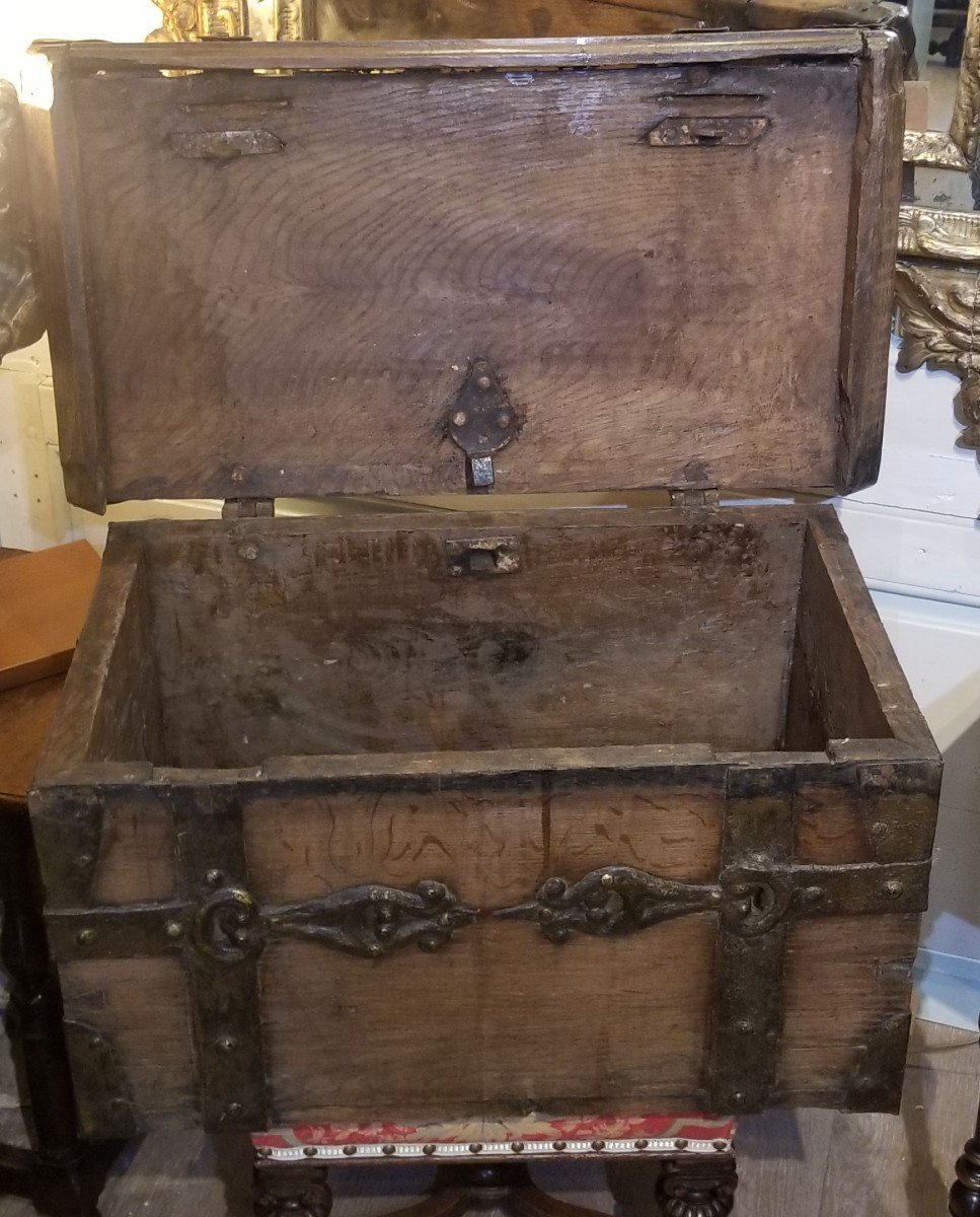 Oak Chest | Original Fittings With Remains Of Gilding | 16th Century-photo-3