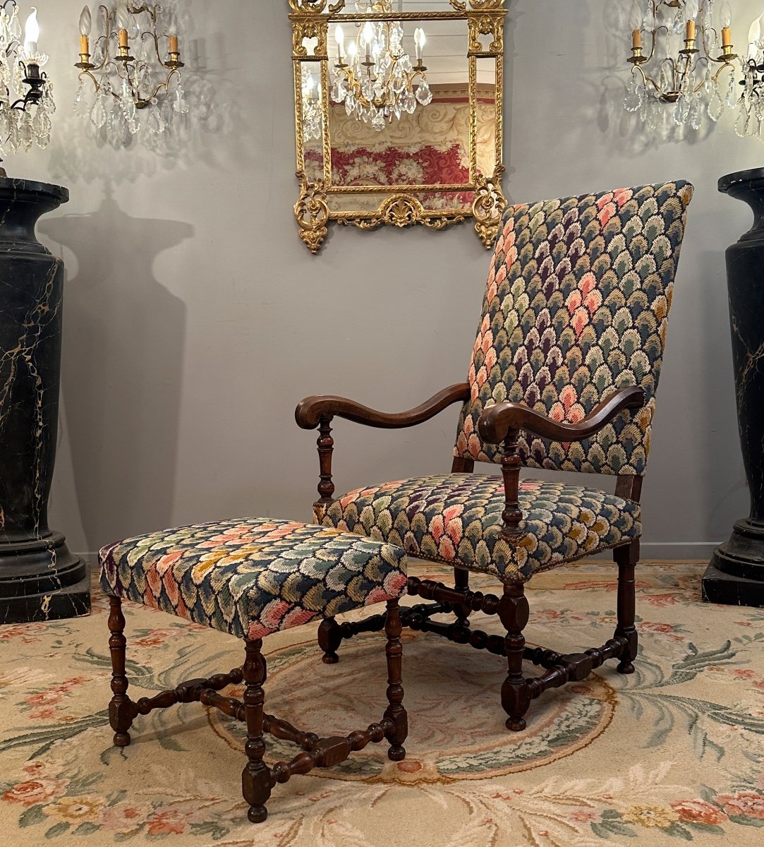 Fauteuil A Dossier Plat En Noyer Et Son Repose Pied d'Epoque Louis XIV