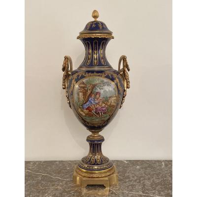 Grand Vase En Porcelaine Bleu Dans Le Gout De Sevres Bronze Doré