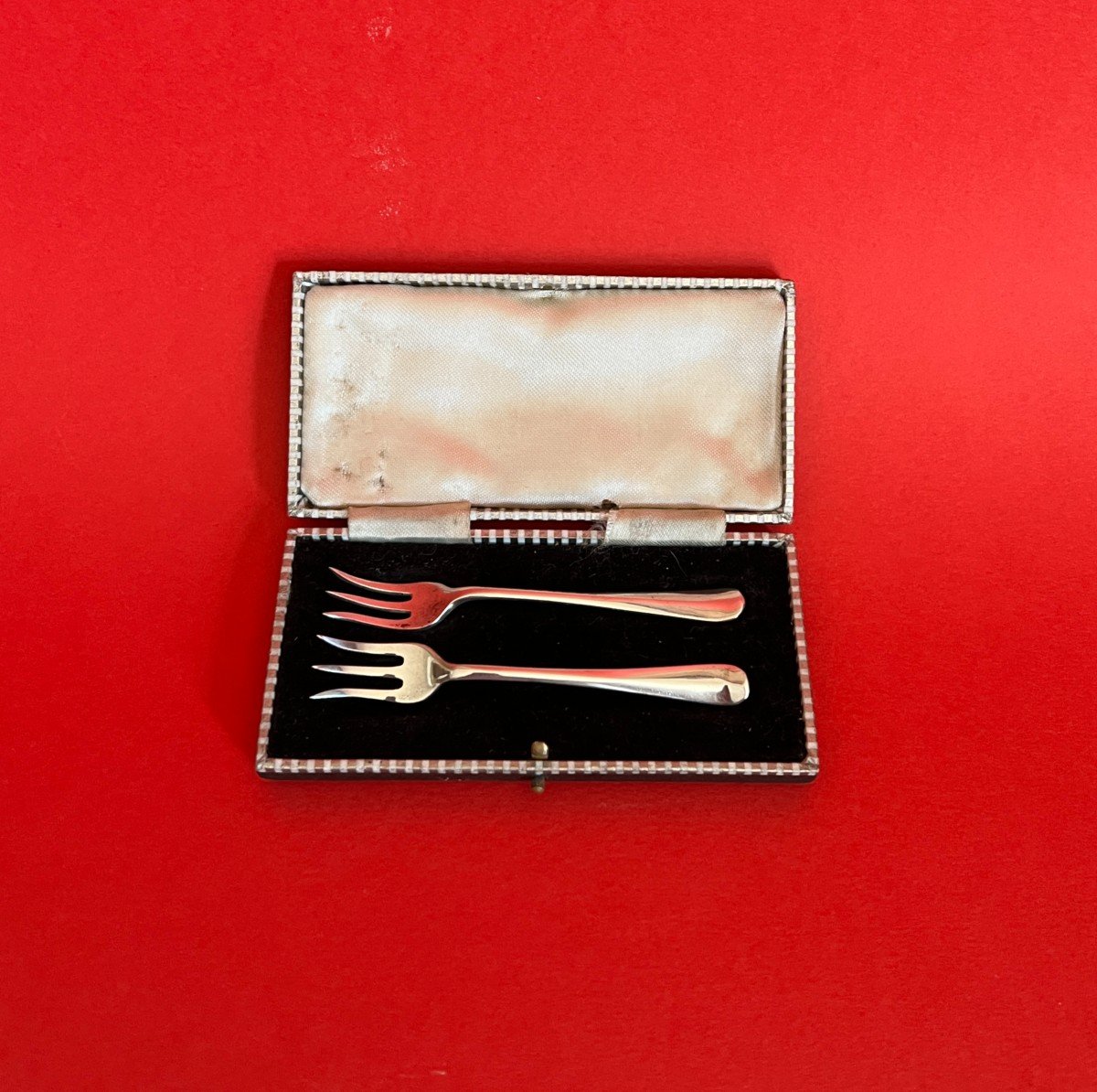 2 petites fourchettes à condiment en argent poinçons anglais 1866 dans leur boite d'origine.