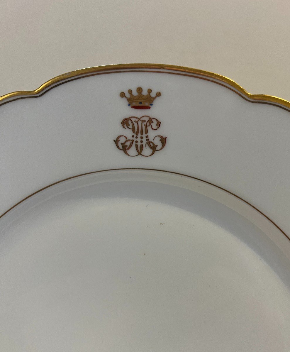 Assiette porcelaine de Paris XIX Iéme monogrammé réhaussé d'une couronne comtale.