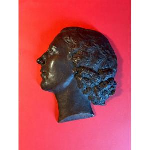 Profile de femme en bronze signé et daté Alice Dufourret 1937 .