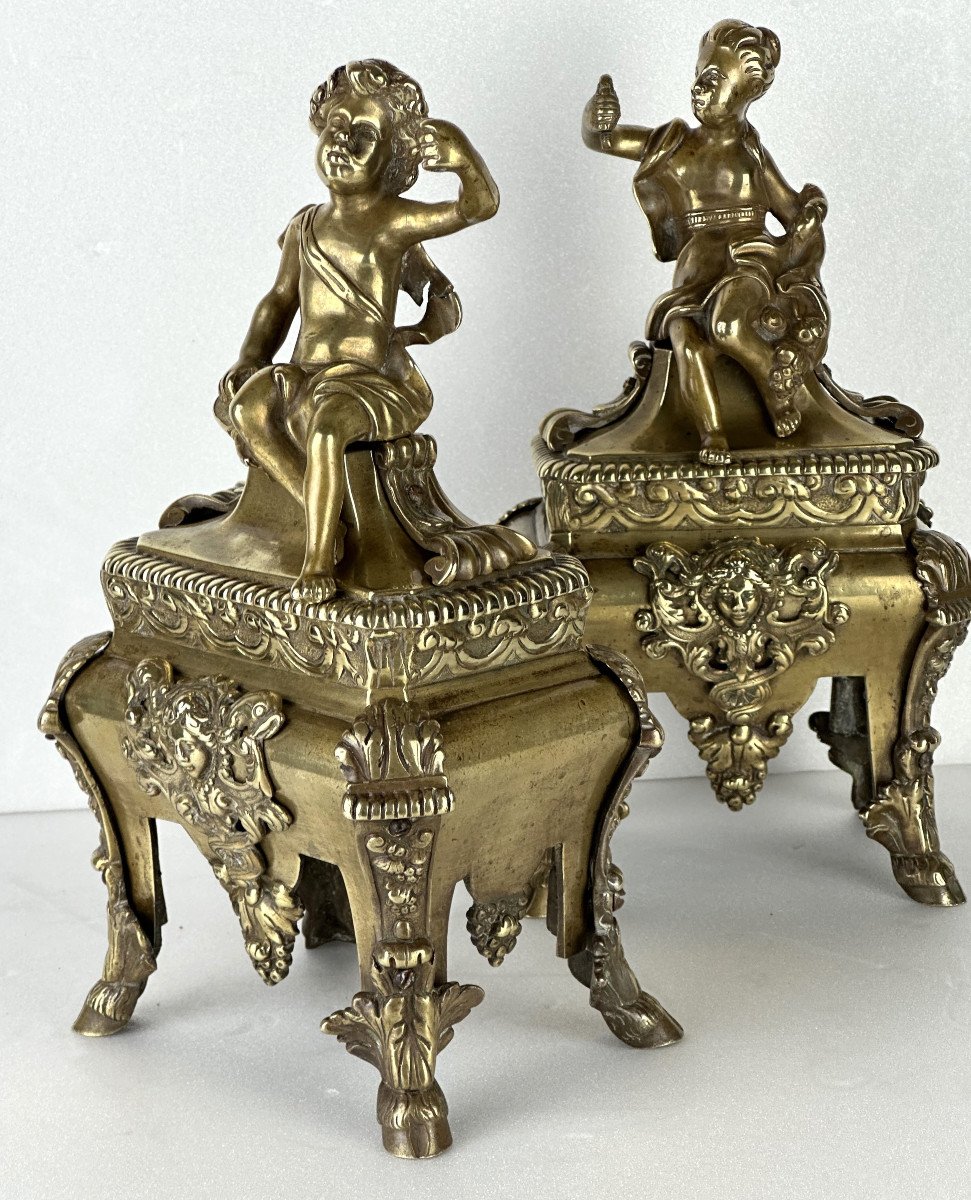 Paire de chenets en bronze doré d’époque Louis XIV, fin XVIIe début XVIIIe.