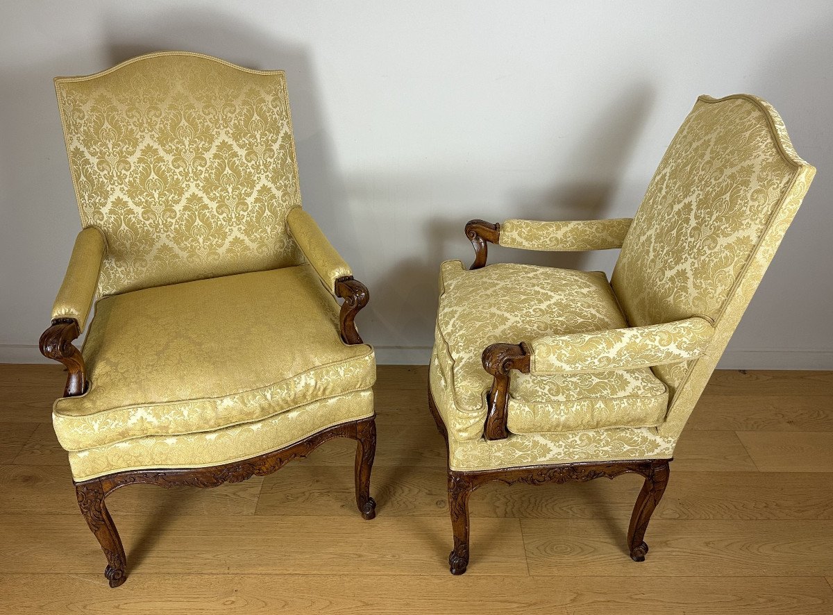 Pair Of Régence Walnut Armchairs, Early 18th Century Circa 1720 - 1730