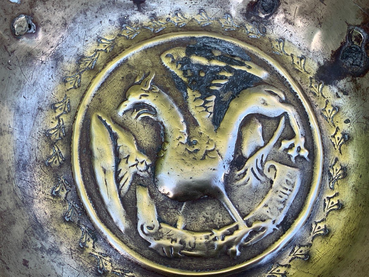 15th Cty Brass Alms Dish With A Griffin In Profile Wearing A Phylactery Bearing Gothic Inscription-photo-2