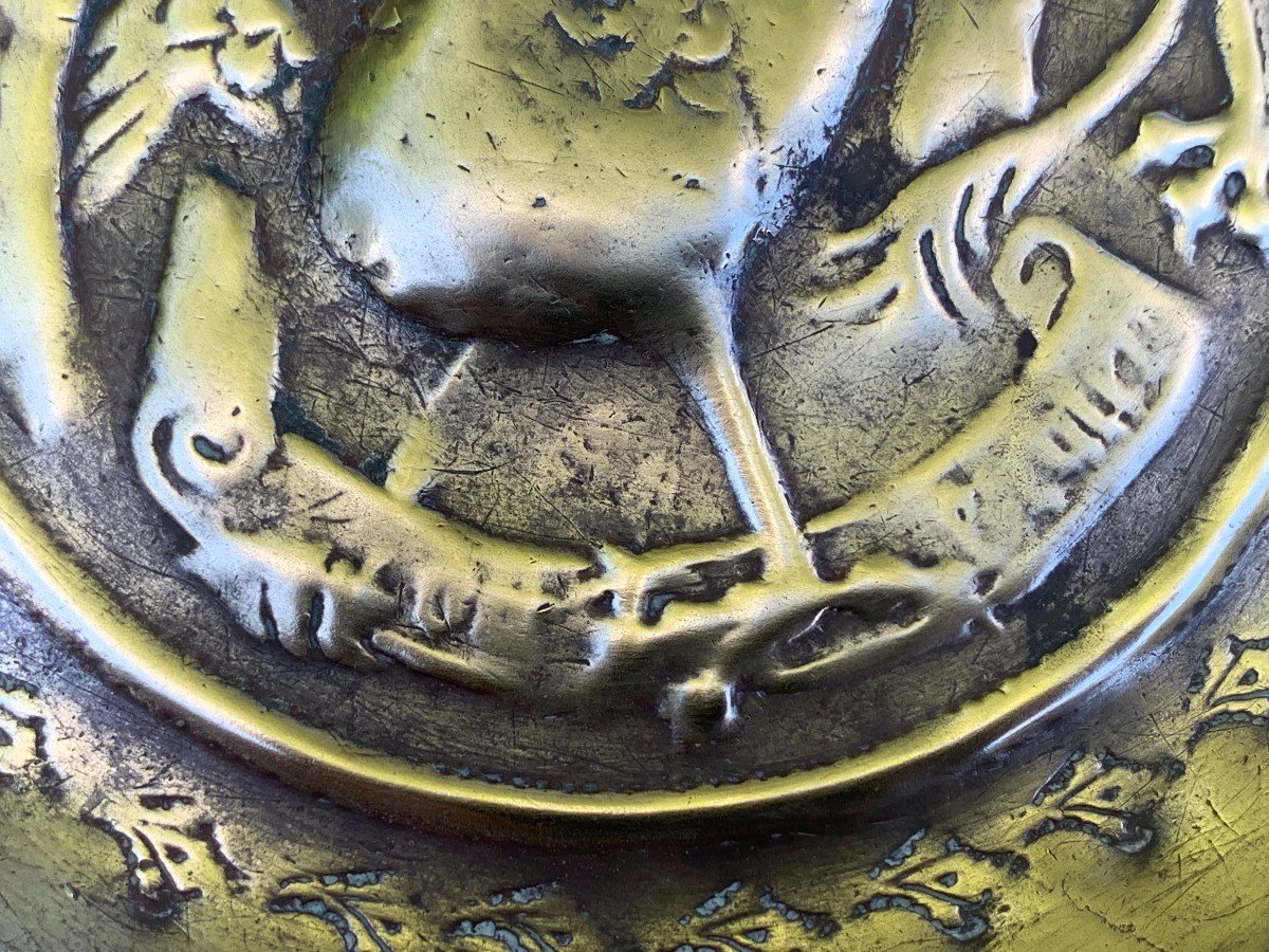 15th Cty Brass Alms Dish With A Griffin In Profile Wearing A Phylactery Bearing Gothic Inscription-photo-3