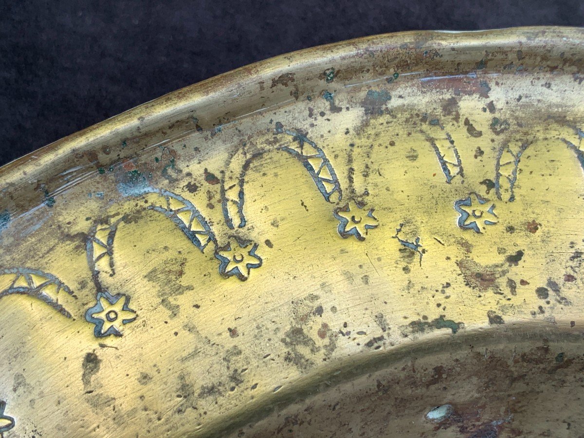 15th Cty Brass Alms Dish With A Griffin In Profile Wearing A Phylactery Bearing Gothic Inscription-photo-4