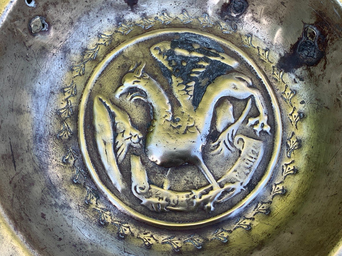 15th Cty Brass Alms Dish With A Griffin In Profile Wearing A Phylactery Bearing Gothic Inscription-photo-3