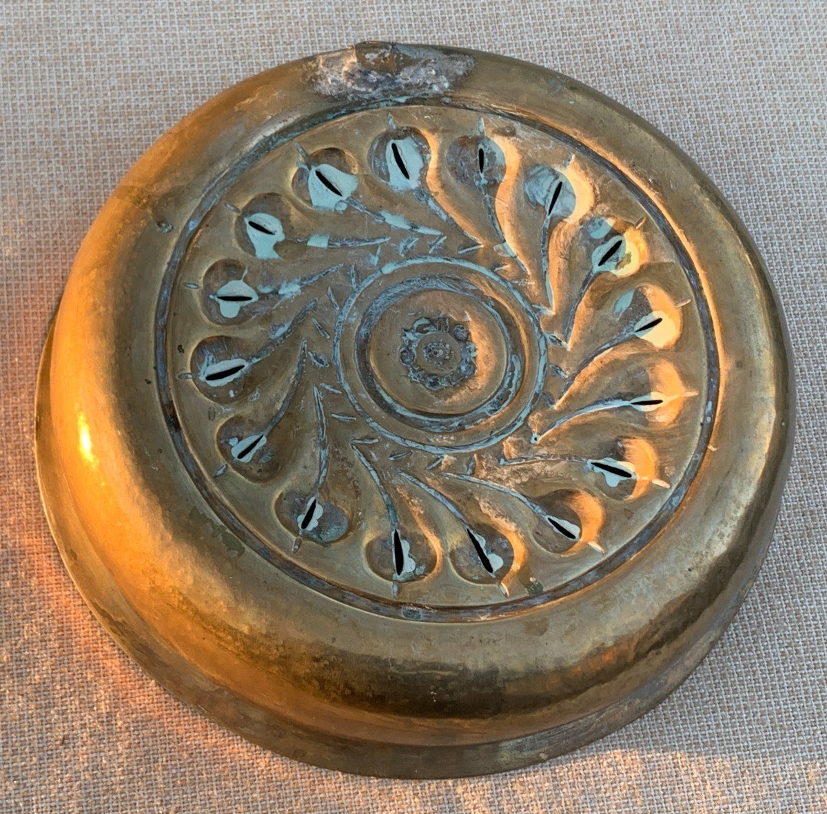 Nurnberg 15th Cty Brass Alms Basin, With Umbilicus Radiant Design-photo-4