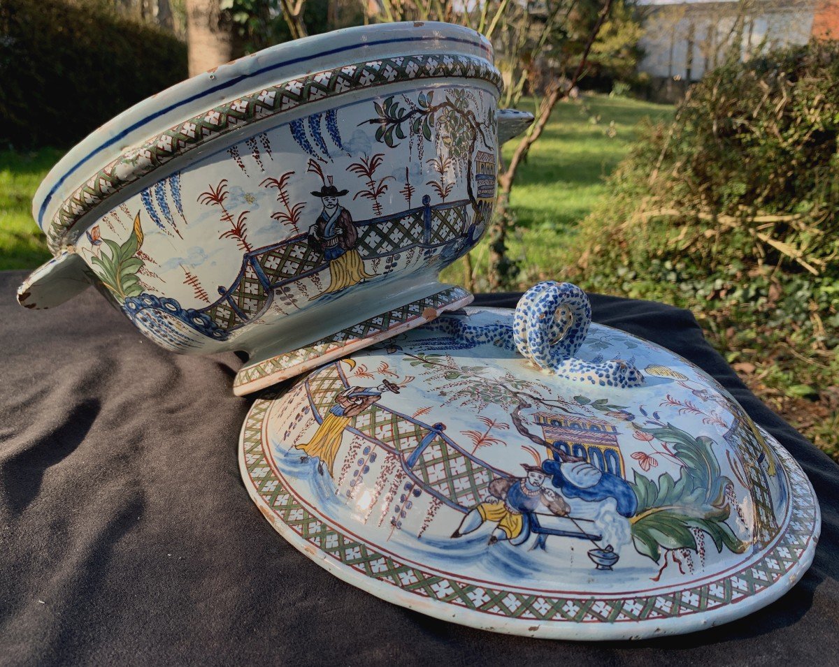 Circa 1730/1750, Stunning And Large Rouen Ceramic Tureen With Its Lid, Chinese Decoration