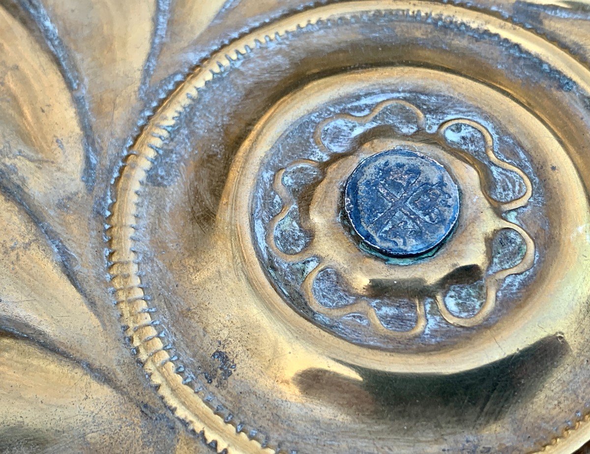 Nuremberg 15thchiselled Embossed Brass Basin, Radiant Motif With Gothic Written & Silver Coins-photo-2