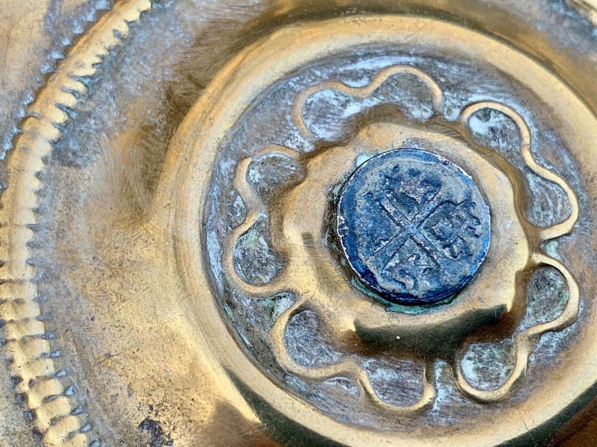 Nuremberg 15thchiselled Embossed Brass Basin, Radiant Motif With Gothic Written & Silver Coins-photo-3