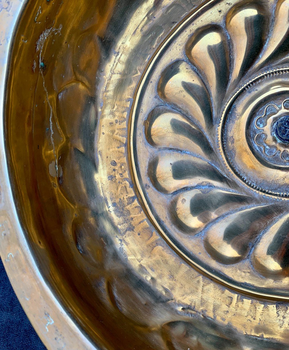 Nuremberg 15thchiselled Embossed Brass Basin, Radiant Motif With Gothic Written & Silver Coins-photo-5