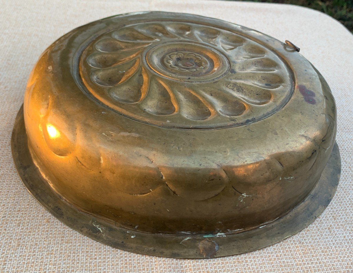 Nuremberg 15thchiselled Embossed Brass Basin, Radiant Motif With Gothic Written & Silver Coins-photo-6