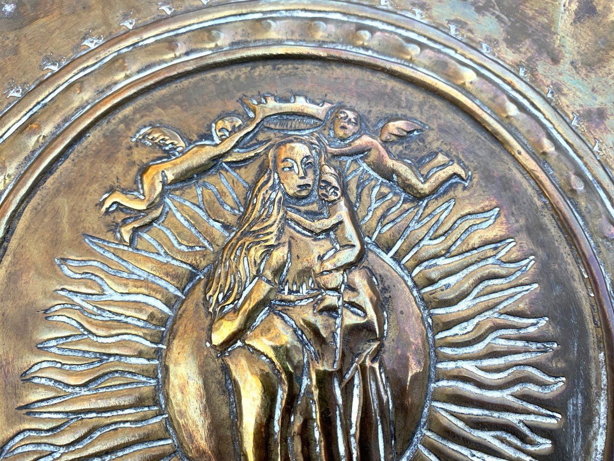 Nuremberg  XVIIes  plat offrande laiton repoussé "Le couronnement de la Vierge"-photo-4