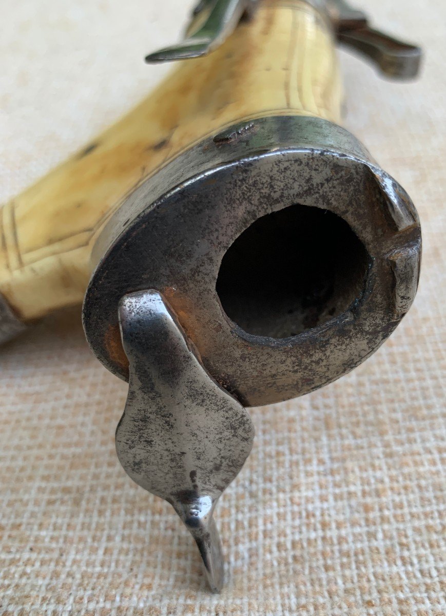 16th Cty Engraved Deer Horn Carved Gun Powder Flask, Crucifixion With Its Complete Iron Frame-photo-2