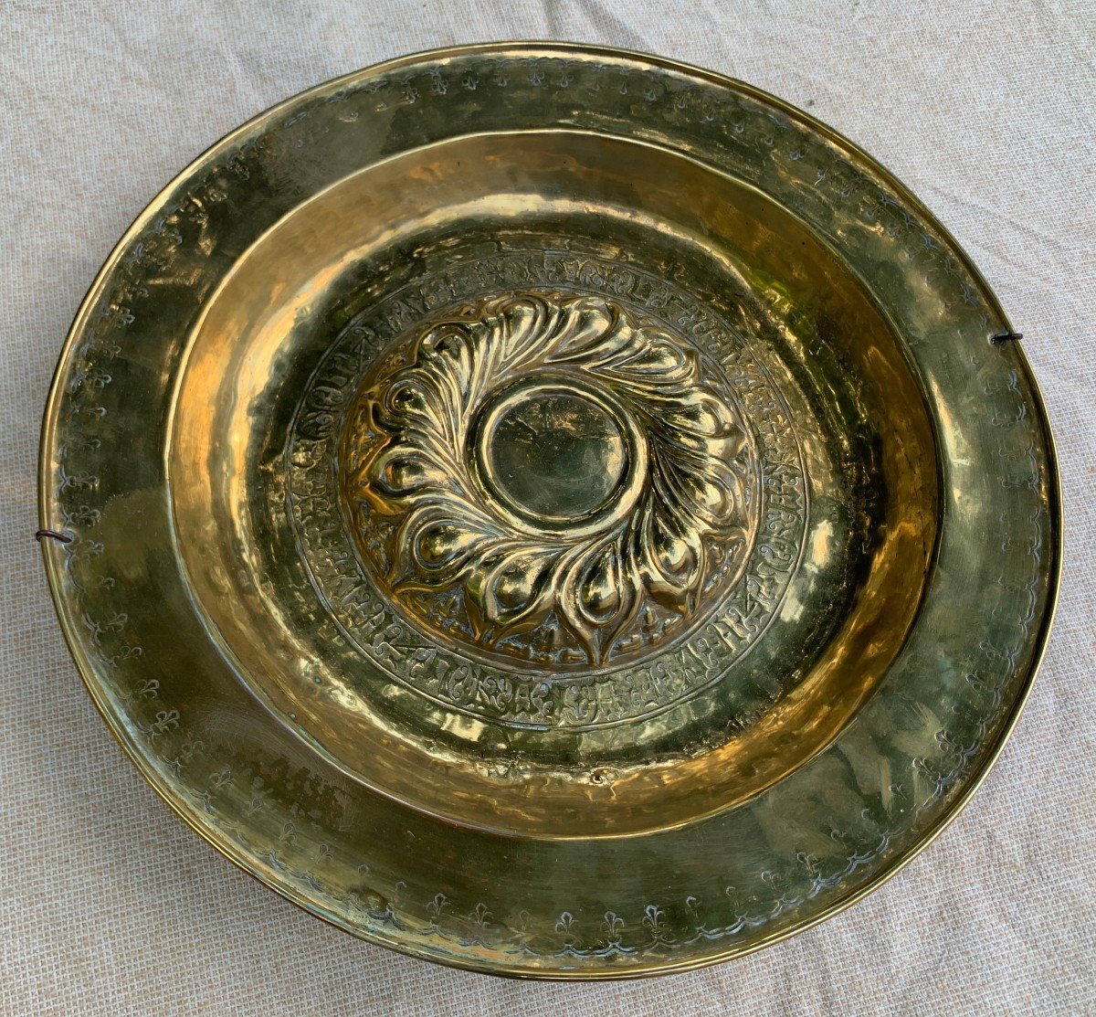 Late 16th, Brass Embossed And Chiseled Alm Dish With Umbilicus & Githic Inscription-photo-7