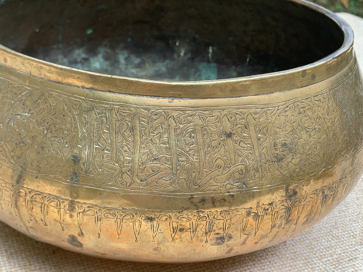 14th - 15th  Fars Iran Superb Embossed & Chiseled  Brass Basin, With Stylized Curves Inscript-photo-1