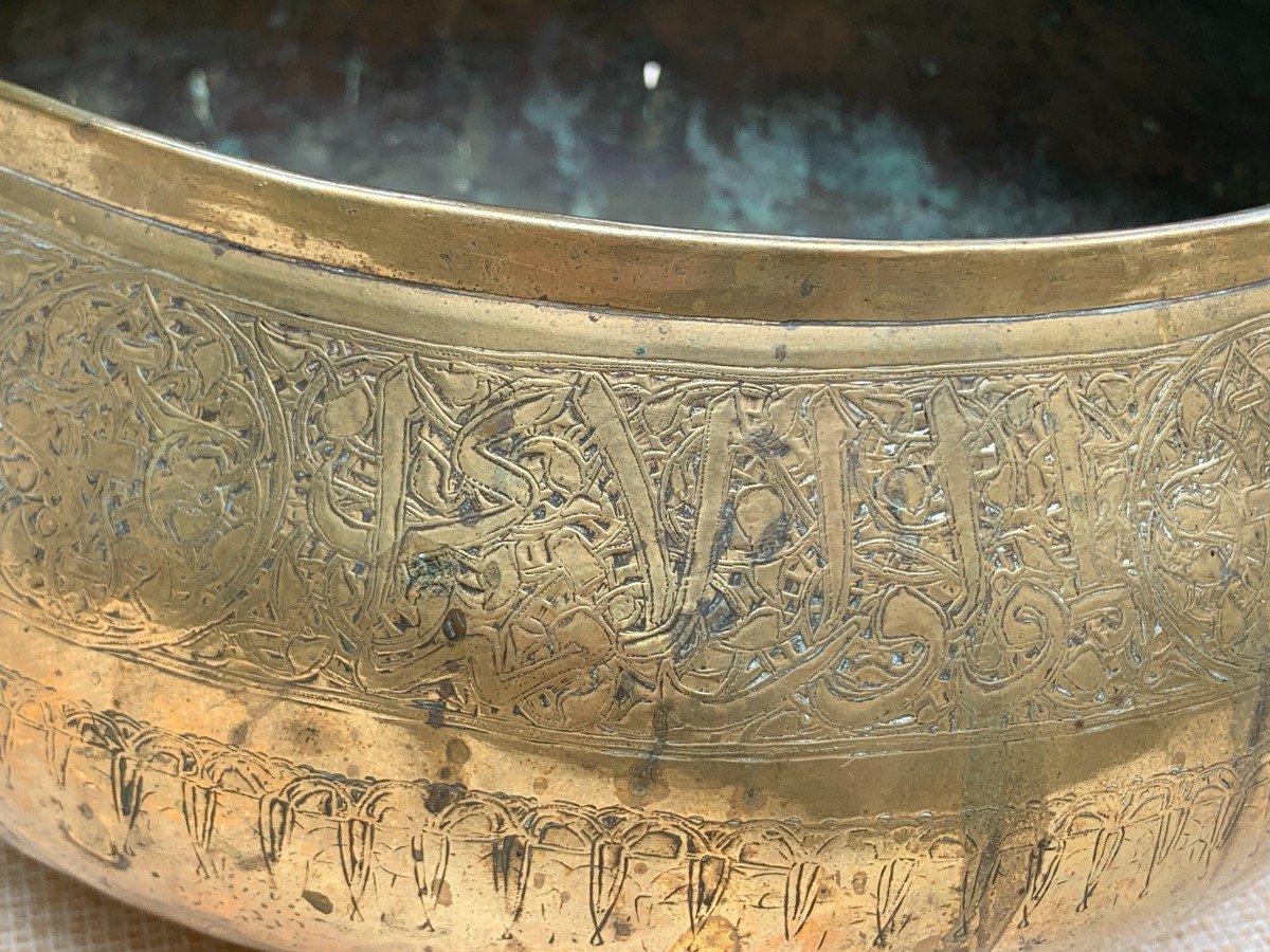 14th - 15th  Fars Iran Superb Embossed & Chiseled  Brass Basin, With Stylized Curves Inscript-photo-3