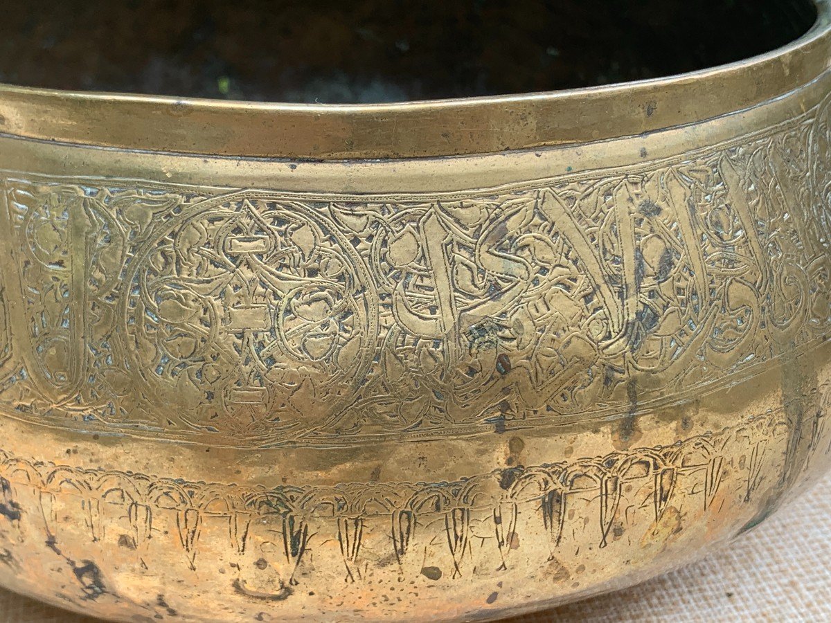 14th - 15th  Fars Iran Superb Embossed & Chiseled  Brass Basin, With Stylized Curves Inscript-photo-4