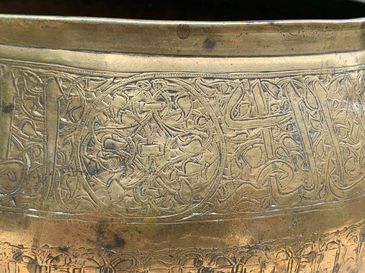 14th - 15th  Fars Iran Superb Embossed & Chiseled  Brass Basin, With Stylized Curves Inscript-photo-5