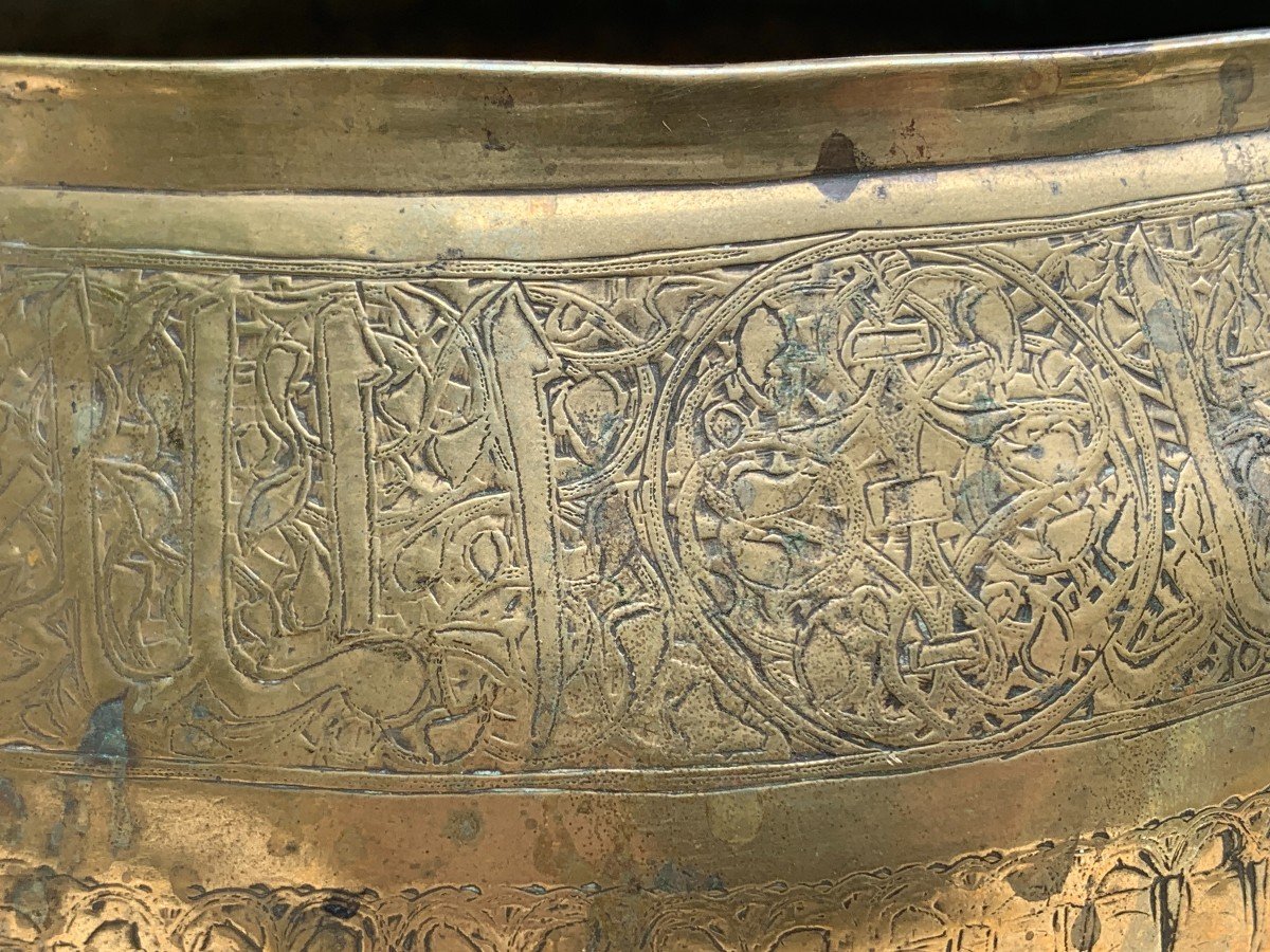 14th - 15th  Fars Iran Superb Embossed & Chiseled  Brass Basin, With Stylized Curves Inscript-photo-6