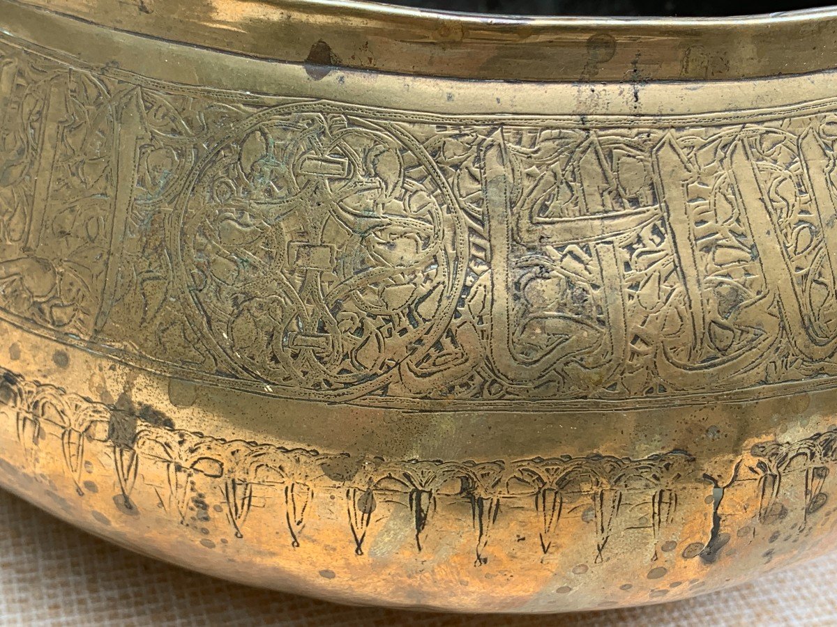 14th - 15th  Fars Iran Superb Embossed & Chiseled  Brass Basin, With Stylized Curves Inscript-photo-7