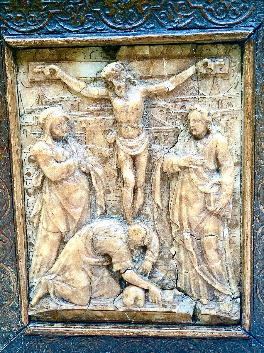 Plaque albâtre de Malines vers 1600, avec cadre d'origine, Crucifixion-photo-2