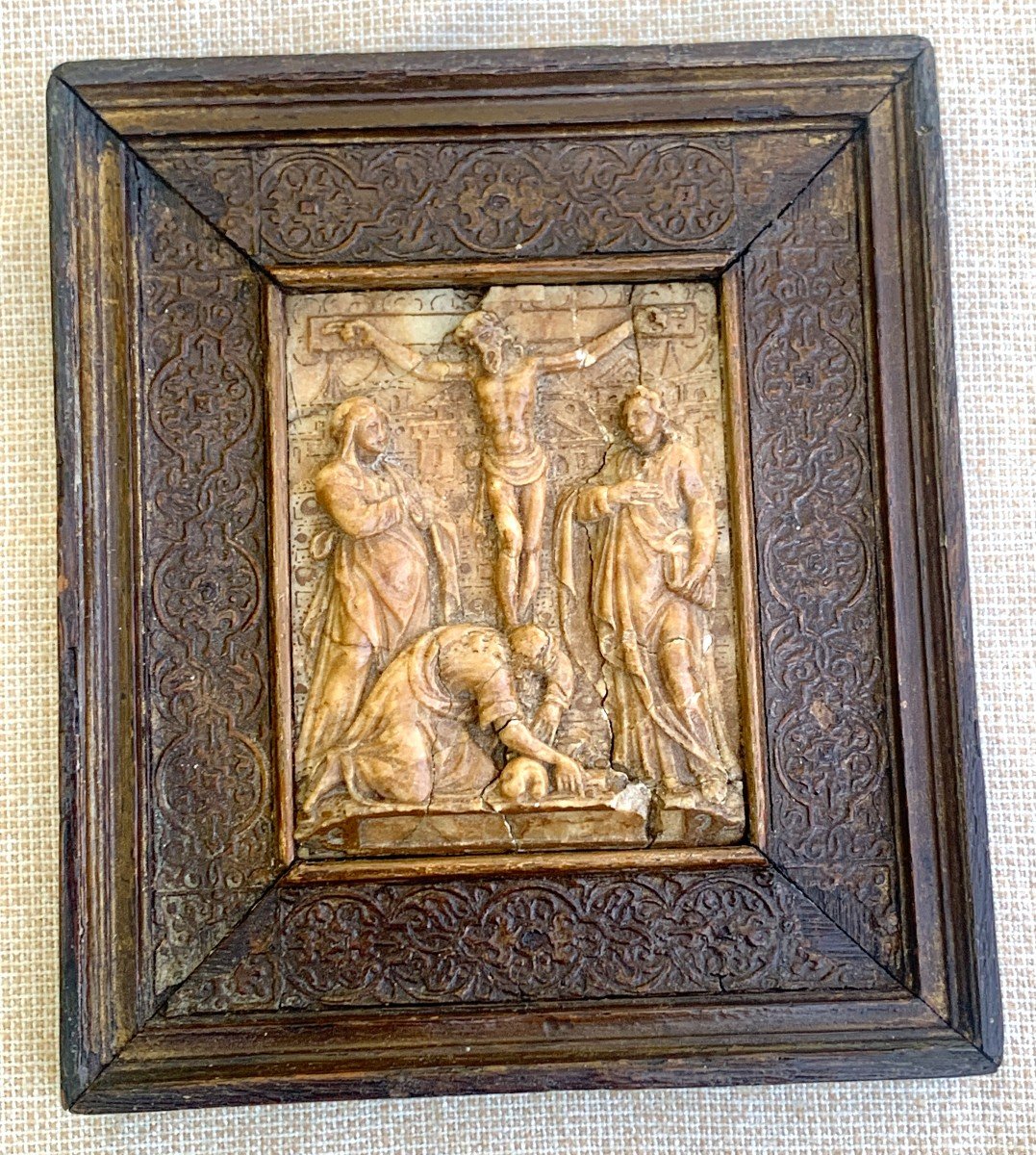 Plaque albâtre de Malines vers 1600, avec cadre d'origine, Crucifixion-photo-3