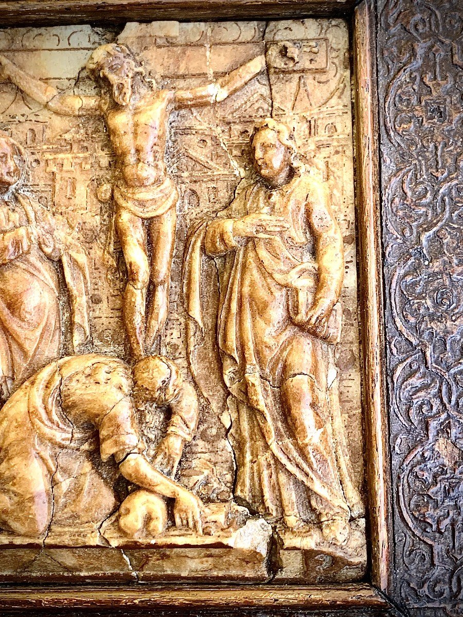 Plaque albâtre de Malines vers 1600, avec cadre d'origine, Crucifixion-photo-2