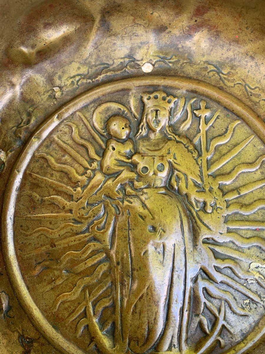 Superb Offering Basin In Chiseled Embossed Brass, 15th Century, Virgin And Child-photo-3