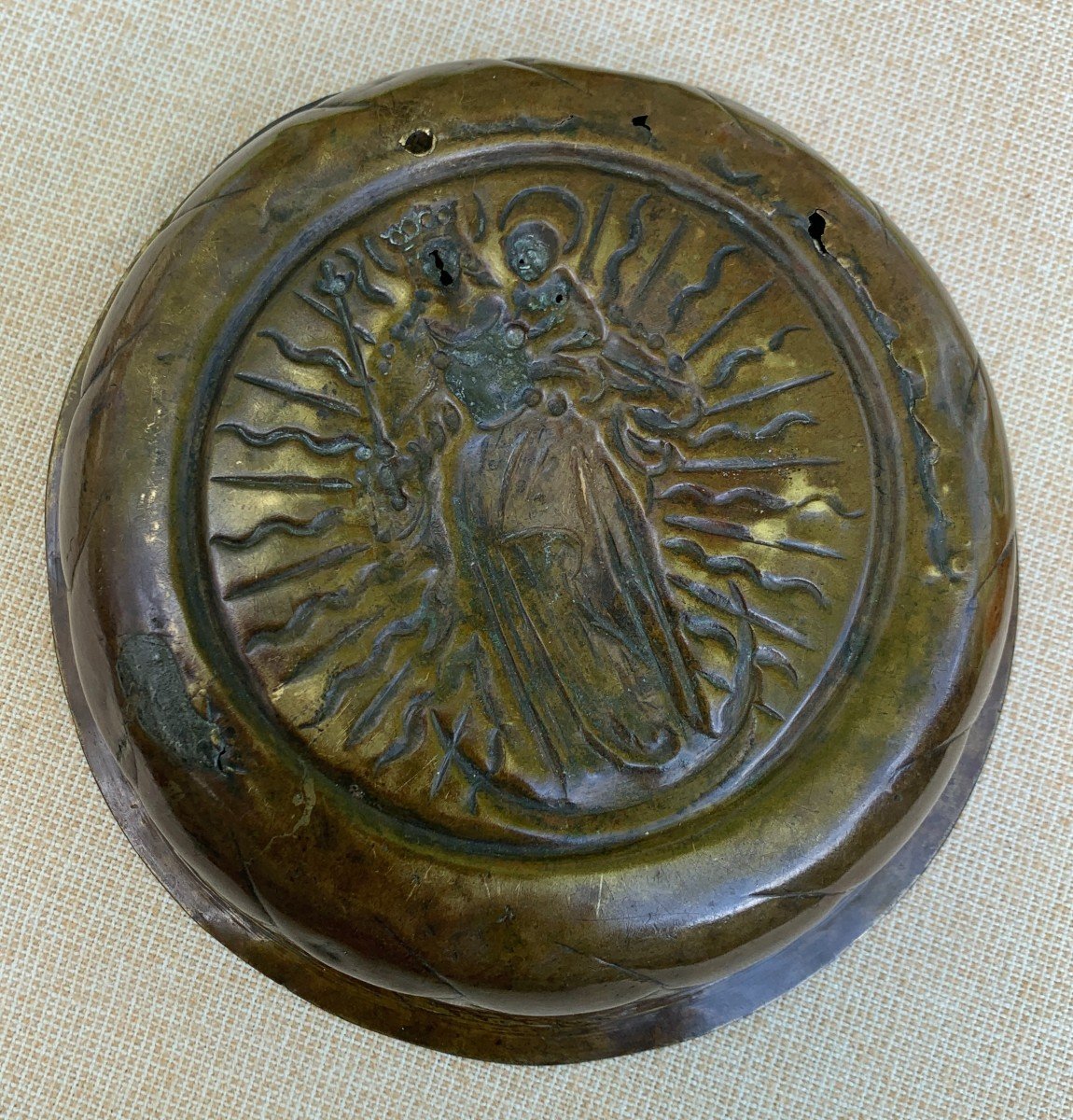 Superb Offering Basin In Chiseled Embossed Brass, 15th Century, Virgin And Child-photo-1