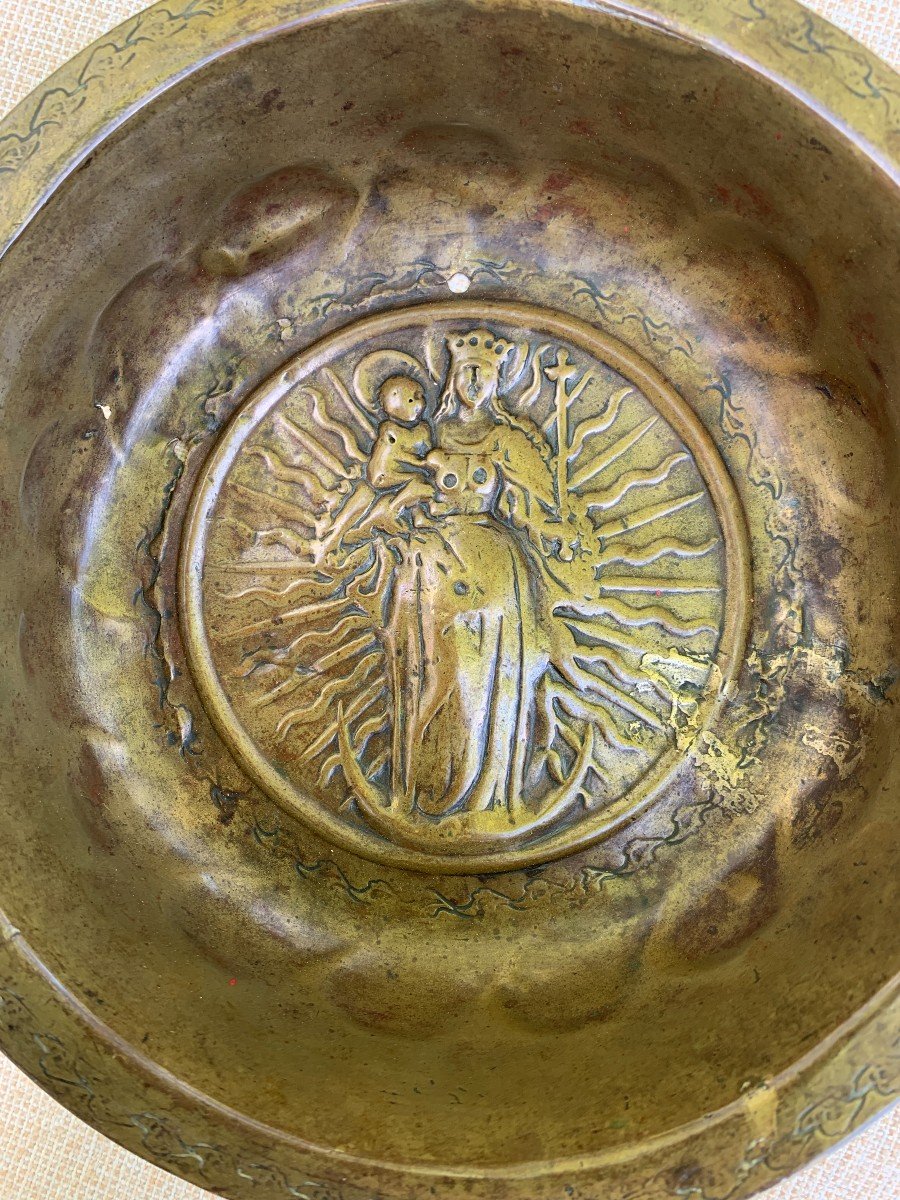 Superb Offering Basin In Chiseled Embossed Brass, 15th Century, Virgin And Child-photo-2