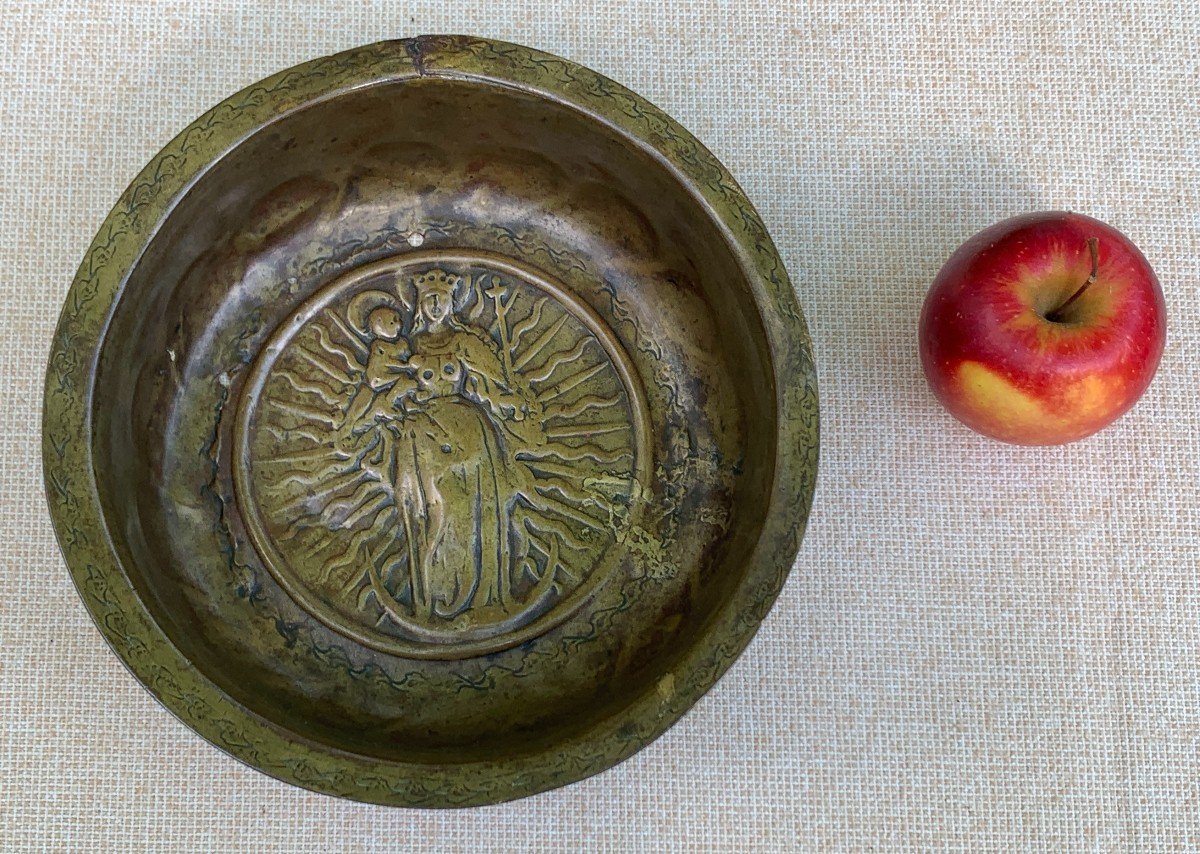 Superb Offering Basin In Chiseled Embossed Brass, 15th Century, Virgin And Child-photo-4